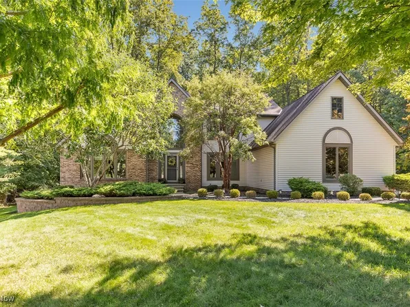 2941 Canterbury Ct, Willoughby Hills, OH 44092