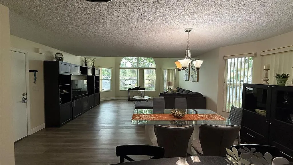 3 bed, 2.0 bath, 1220 sqft, $2,000 — Photo 2