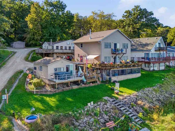 9868 F Ave, Wapello, IA 52653