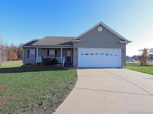 121 Sunset Ct, Farmington, MO 63640