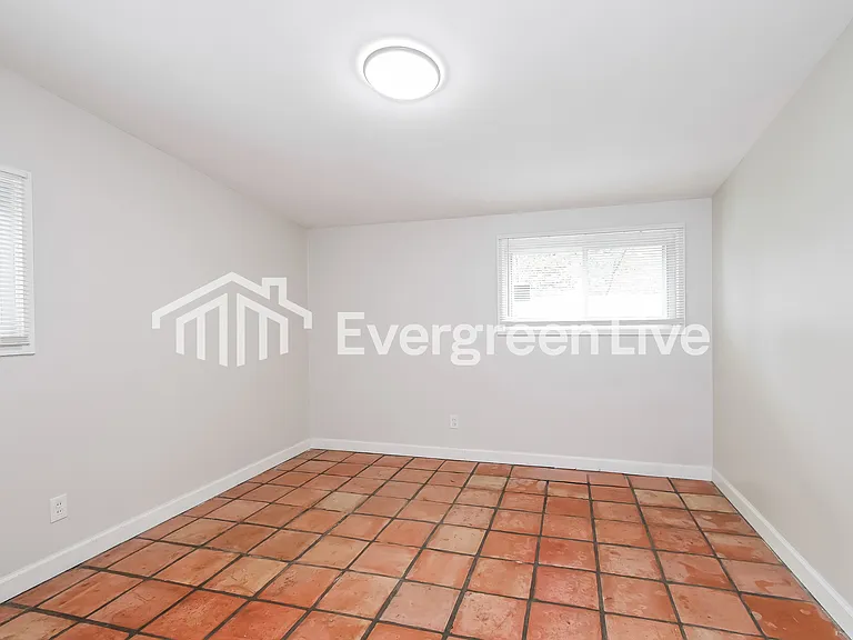 1040 Robinwood Dr — Photo 11