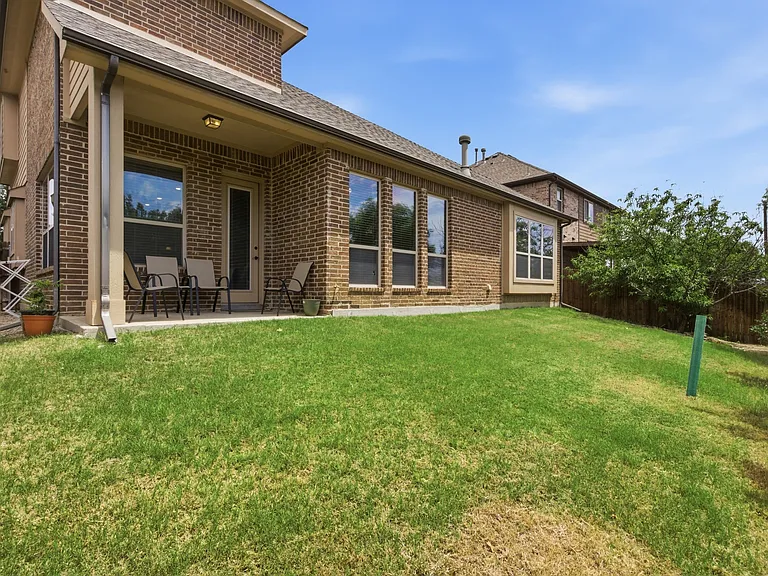 2304 Lynbridge Cir — Photo 33