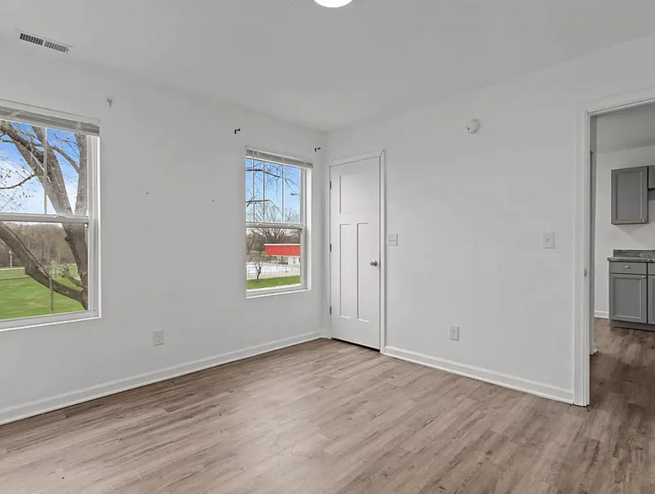 3 bed, 1000 sqft, $1,050 — Photo 2