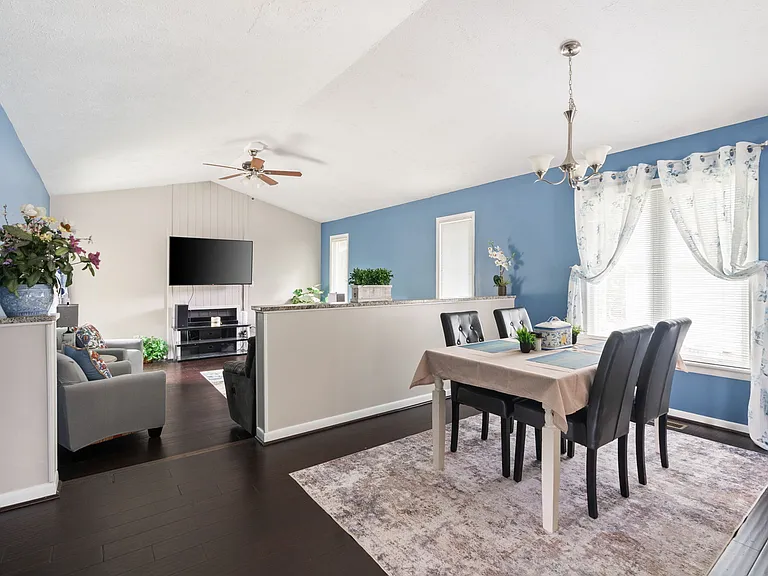 1902 Cambridge Dr — Photo 3