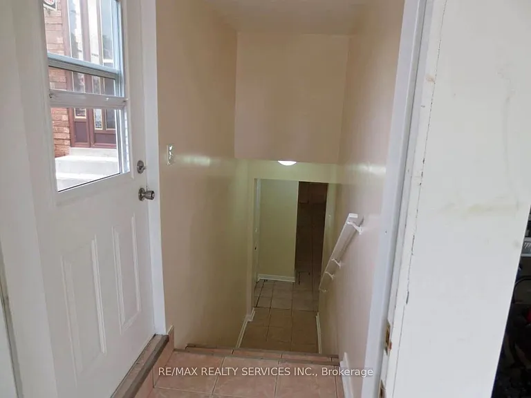 3311 Pilcom Cres — Photo 1