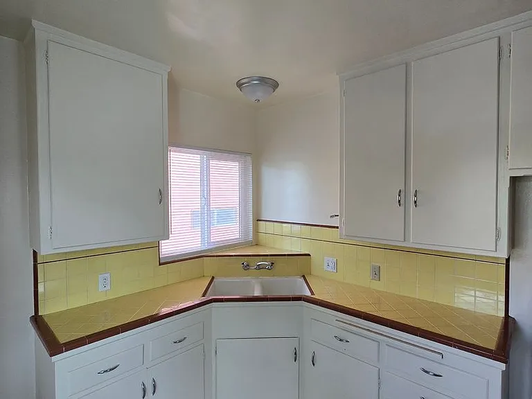 500-502 E Cypress Ave — Photo 11