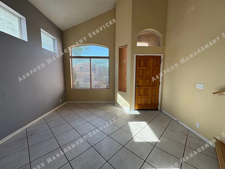 1510 E Charleston Ave — Photo 4