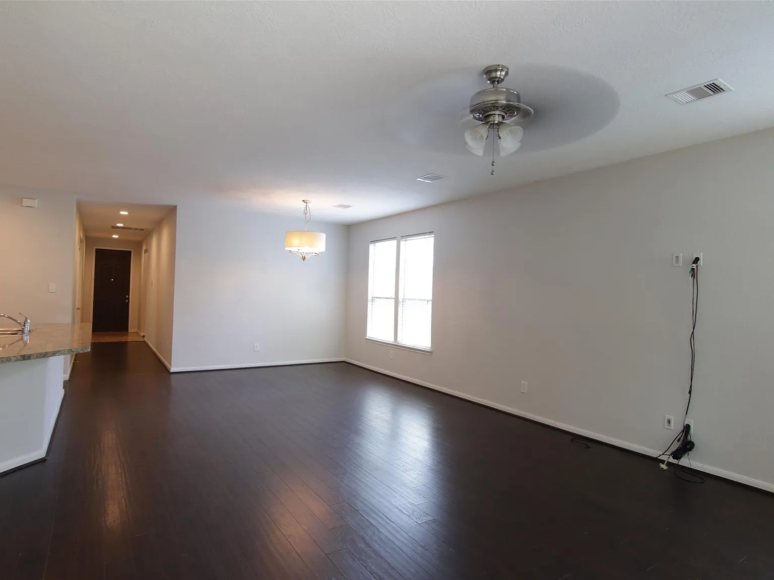 3 bed, 2.0 bath, 1948 sqft, $2,099 — Photo 2