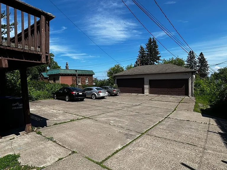 624 E 6th St — Photo 8