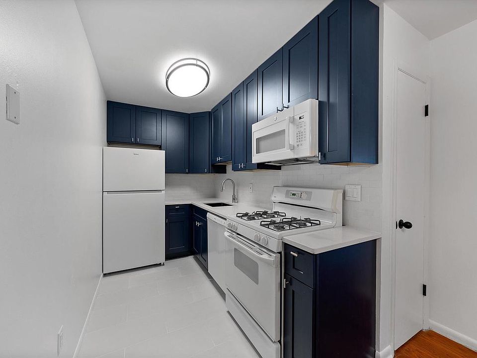 1st image of 2025 East Greenwich AVENUE #122