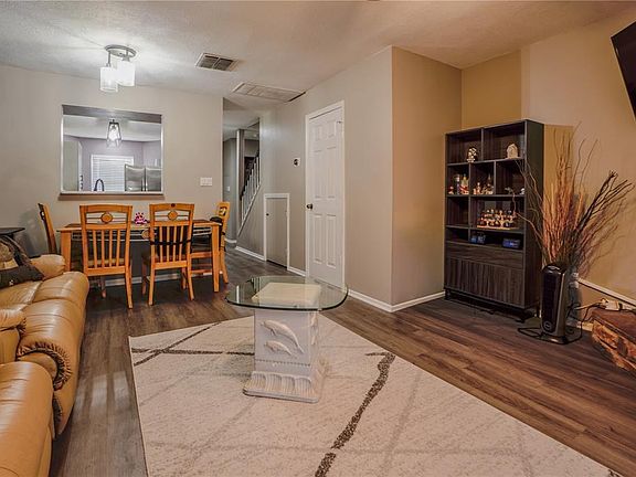 3rd image of 104 HIDDEN ARBOR COURT