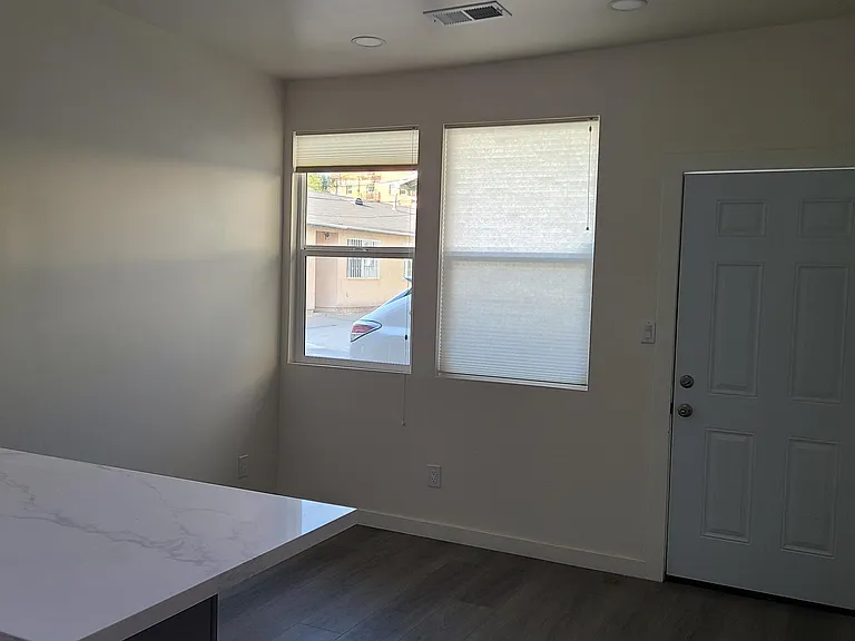 1821 1/4 N Mariposa Ave — Photo 7