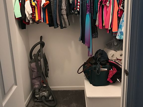 walk in closet w/bench seat 