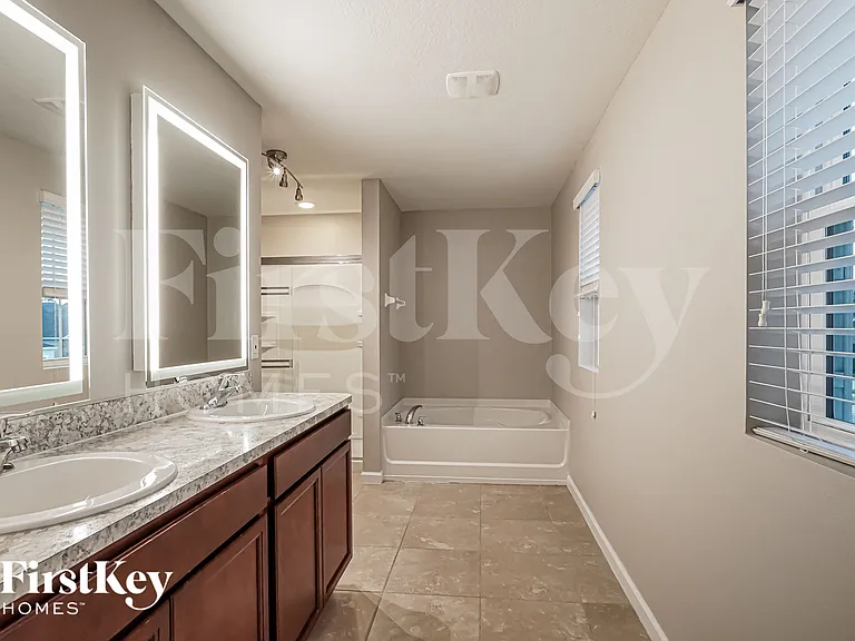 924 Ambergate St — Photo 8