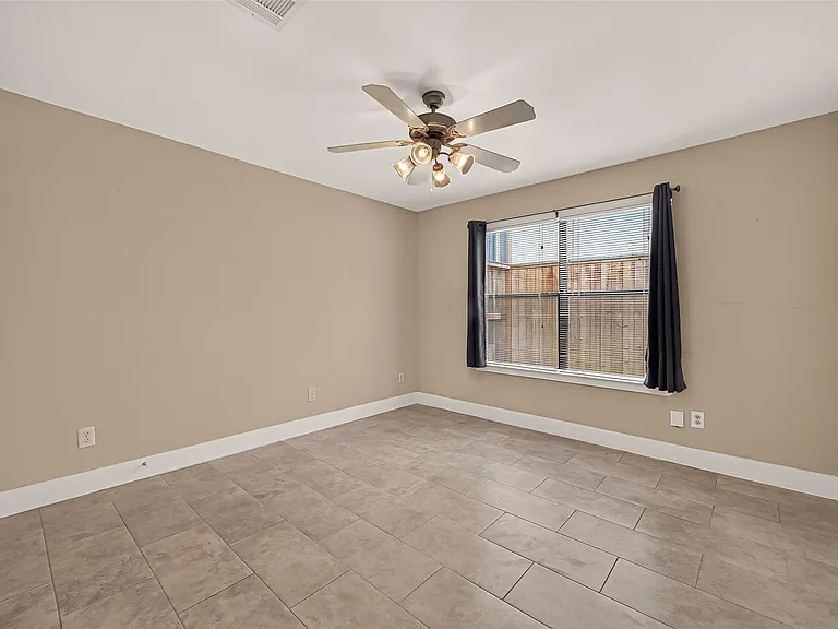733 W 22nd St #D — Photo 7
