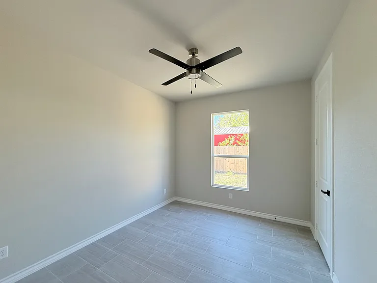 411 Moselle Ave — Photo 19