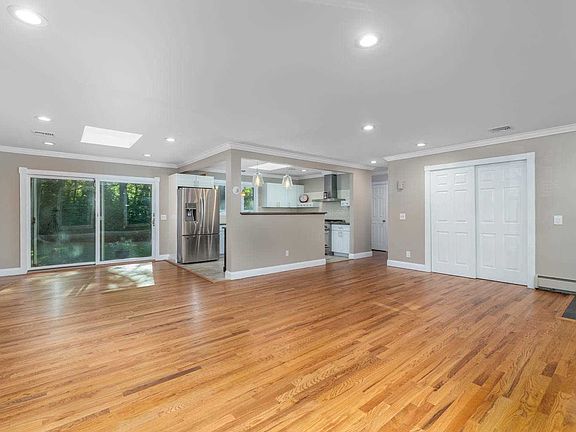 4th image of 34 Baiting Hollow Ln
