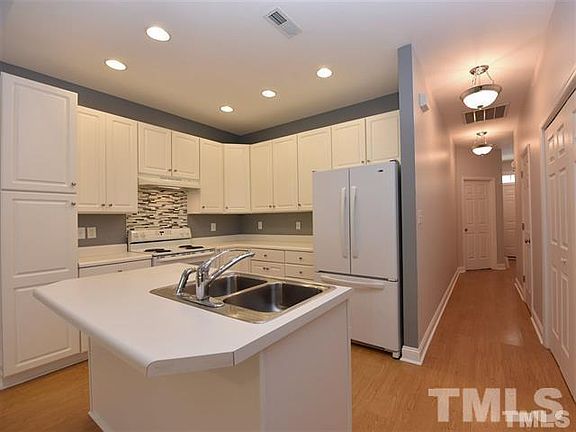4th image of 602 Carved Oak Dr