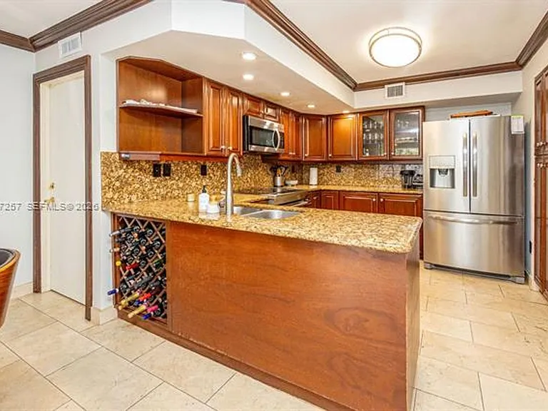 20935 NE 37th Ct #Townhouse 20935 — Photo 1