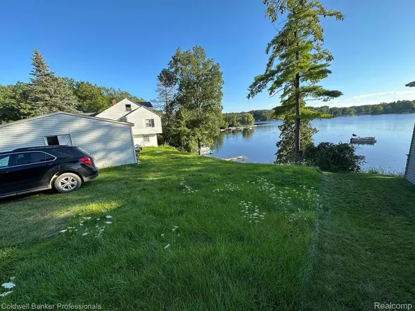 1121 Lakeshore Dr, Columbiaville, MI 48421