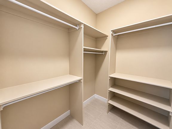 Minimalist Beige Walk-In Closet_10162026