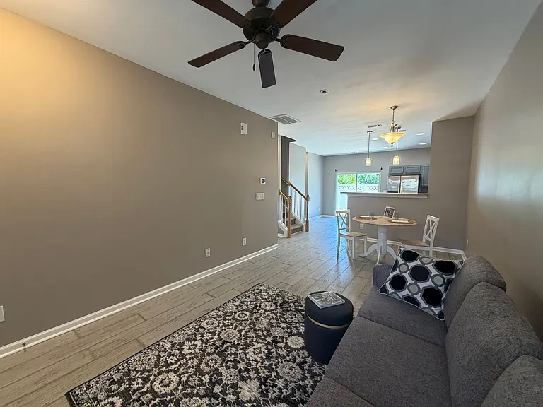 422 Delta Dr — Photo 6