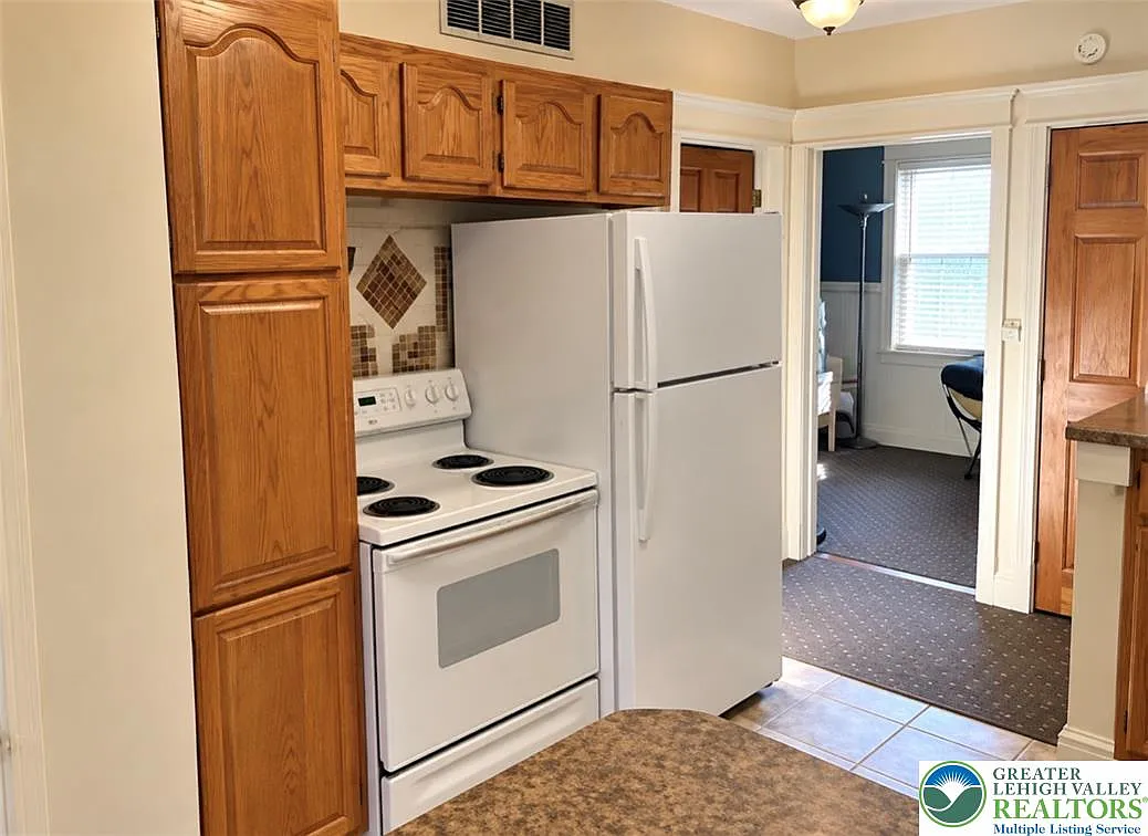 3 bed, 1.5 bath, 1148 sqft, $1,950 — Photo 4