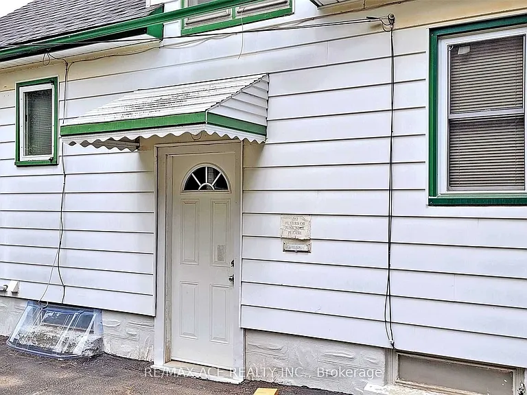 112 Bridge St W — Photo 2