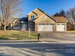 6771 Country Oaks Rd, Chanhassen, MN 55317