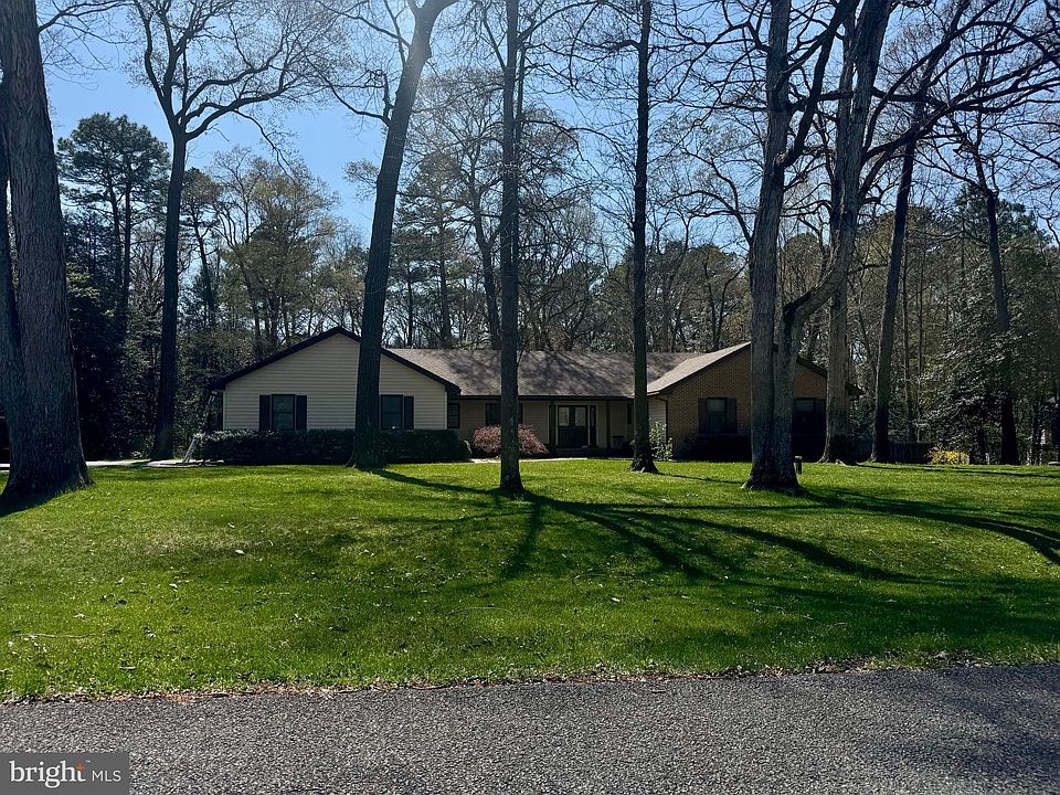 1st image of 8 Woodland Dr