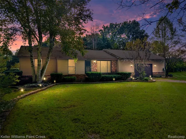 5077 Pinckney Rd, Howell, MI 48843