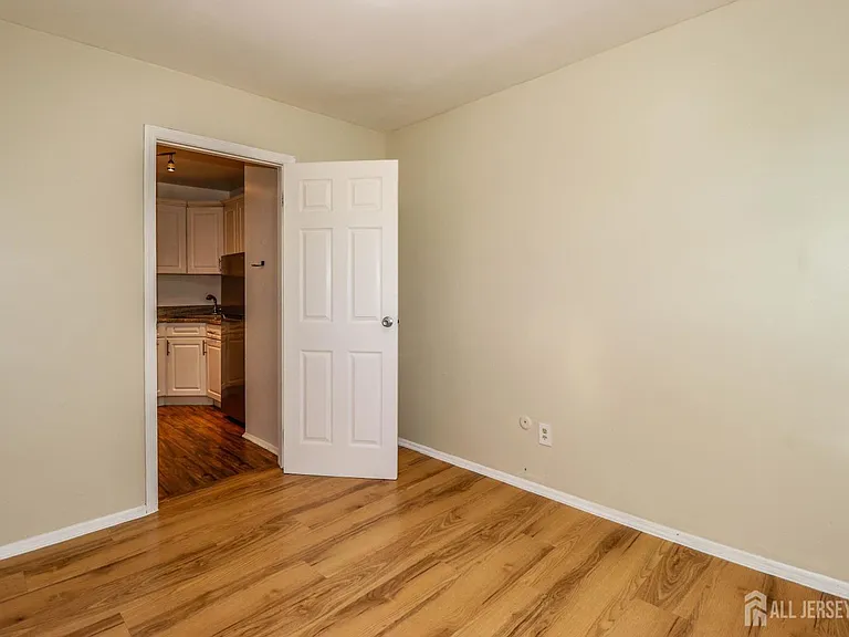 312 Edison Glen Ter — Photo 2