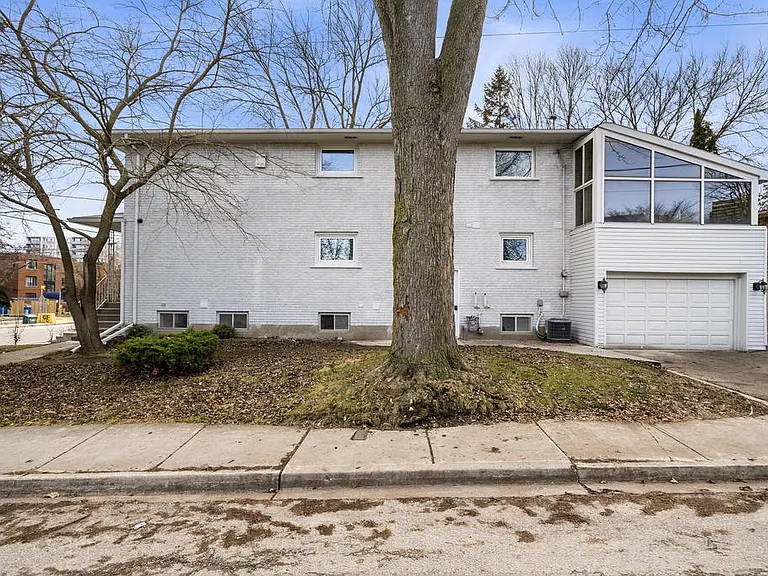 2294 Lake Shore Blvd W — Photo 6
