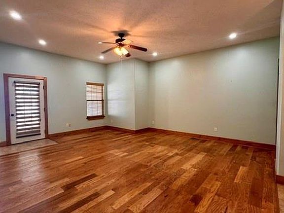 3rd image of 307 Jamestown Dr