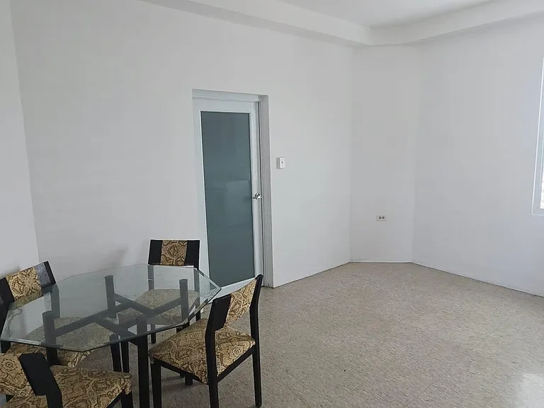 185 Avenue Noel Estrada — Photo 4