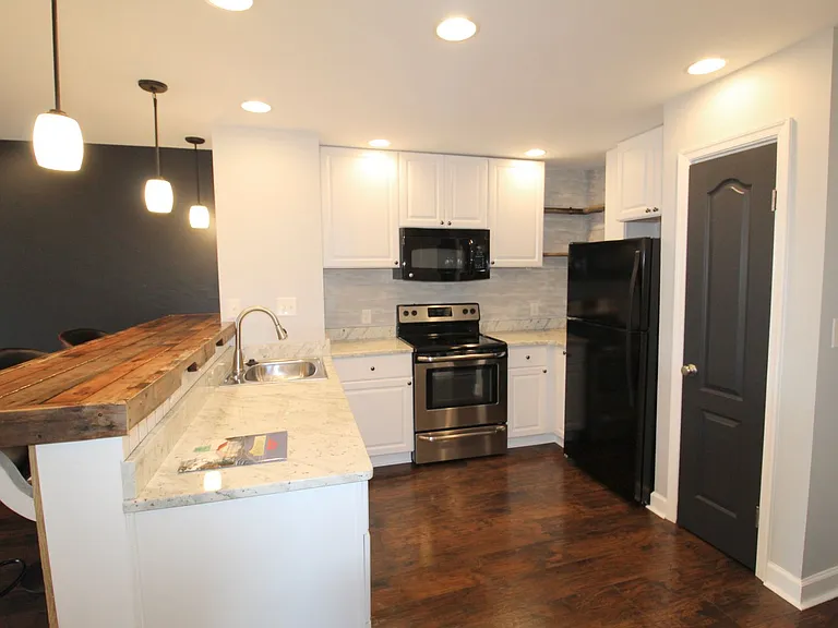 1340F Hunters Rd — Photo 6