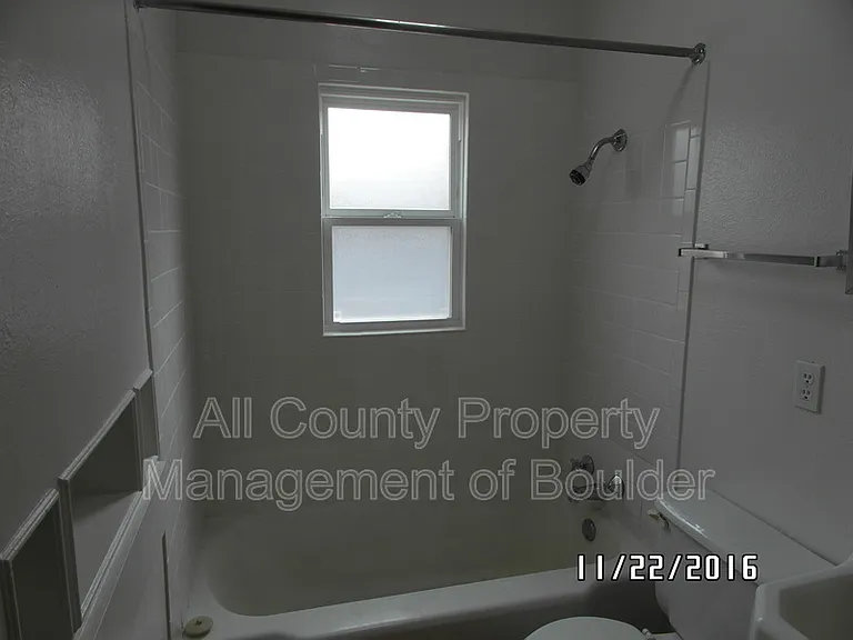 1034 Pratt St — Photo 9