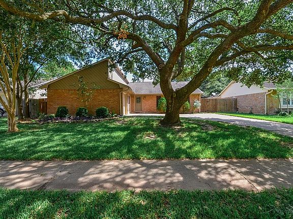 3rd image of 4806 Blueberry Hill Dr
