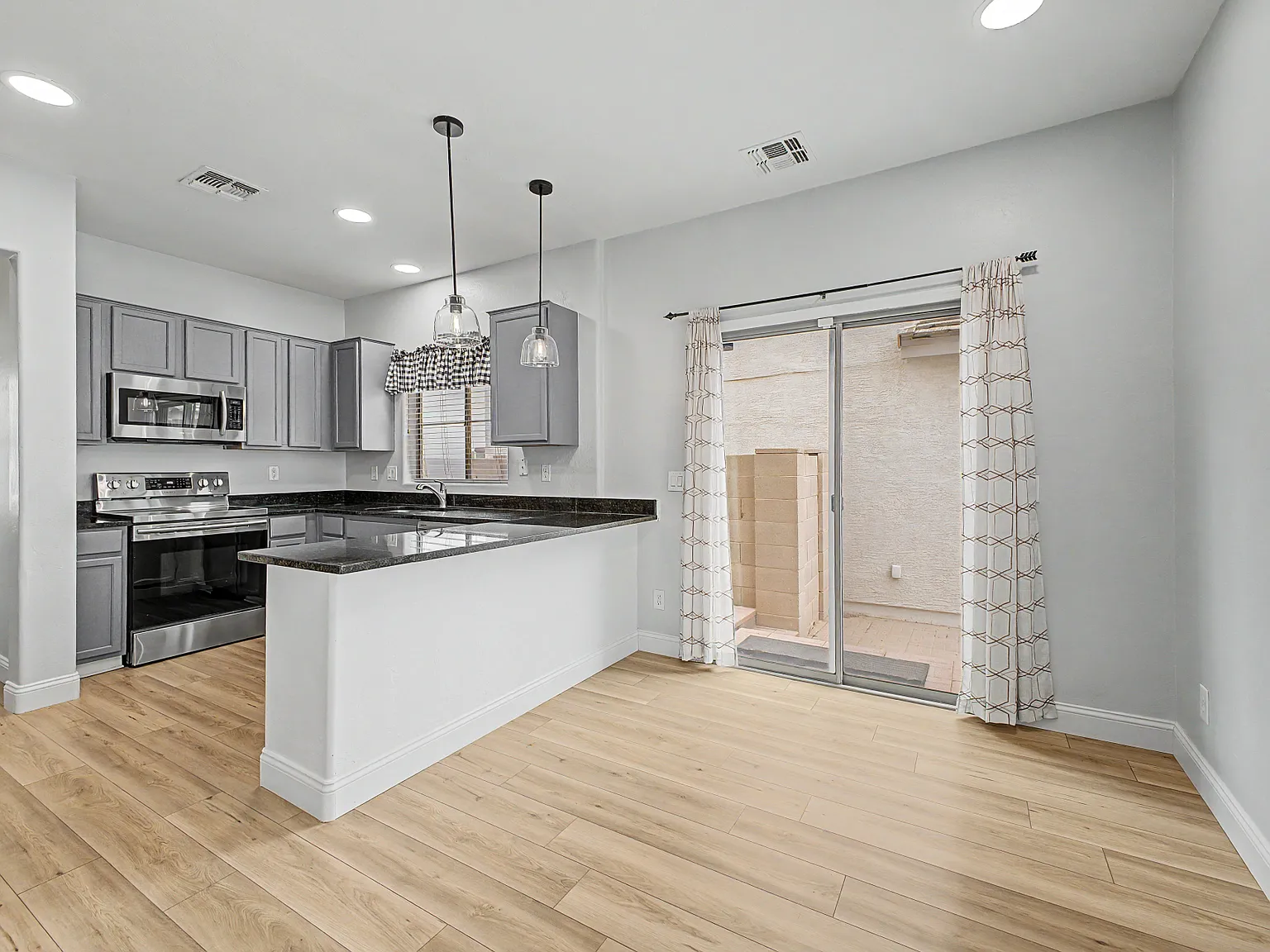 3 bed, 1375 sqft, $2,100 — Photo 3