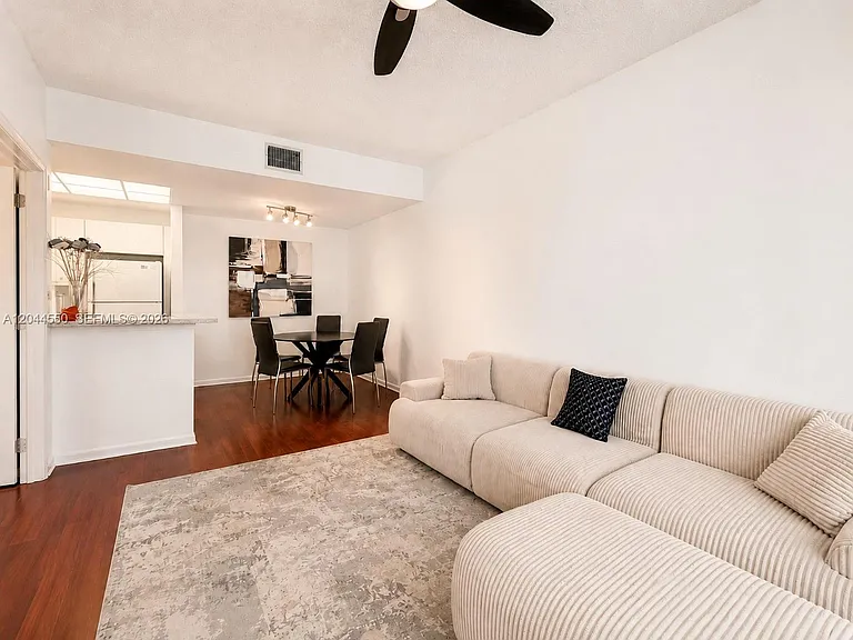 2027 SE 10th Ave #715 — Photo 4