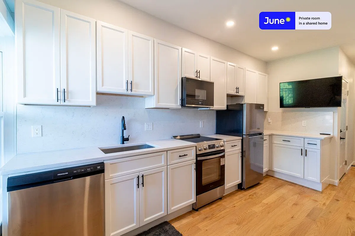 Full bedroom in 3 bed/2 bath home in JFK/UMass #1756 C — Photo 4