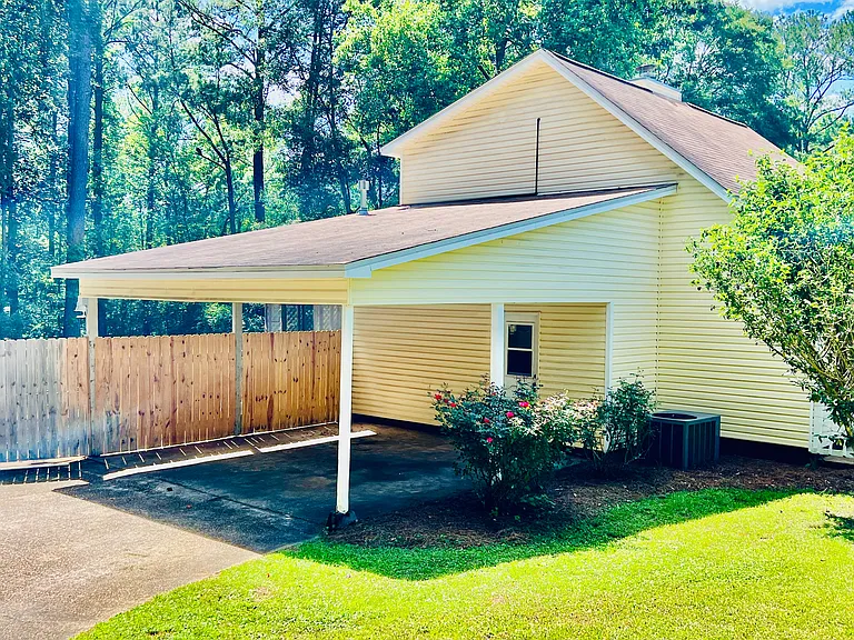 102 Pinewood Dr — Photo 3
