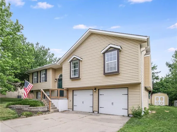 1210 Huntington Ln, Greenwood, MO 64034