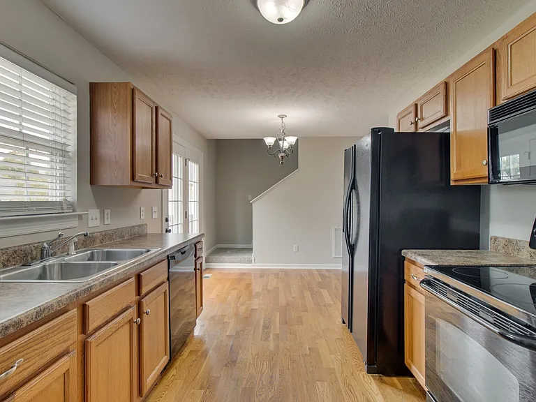4910 Court Dr — Photo 12