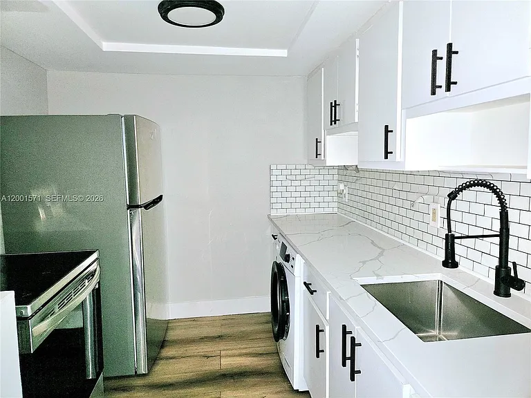 335 SW 20th St #8 — Photo 4