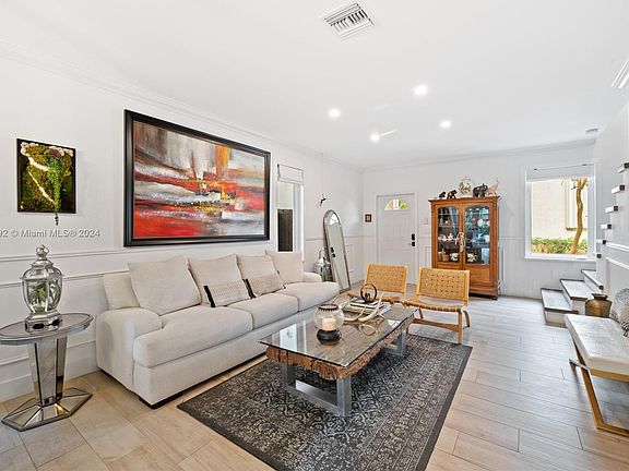 3rd image of 2927 Jackson Ave #5