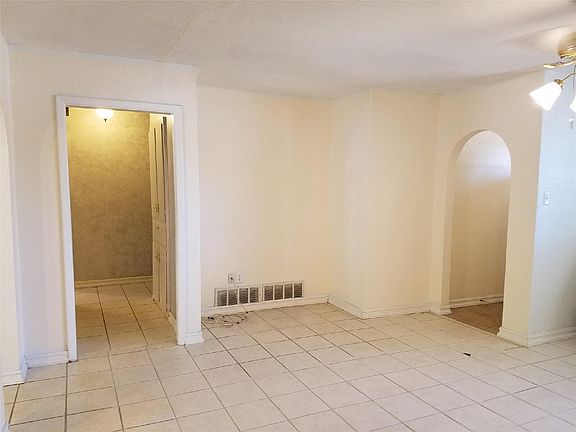 2nd image of 702 Jones St