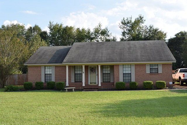 1st image of 120 Pine Lakes Dr