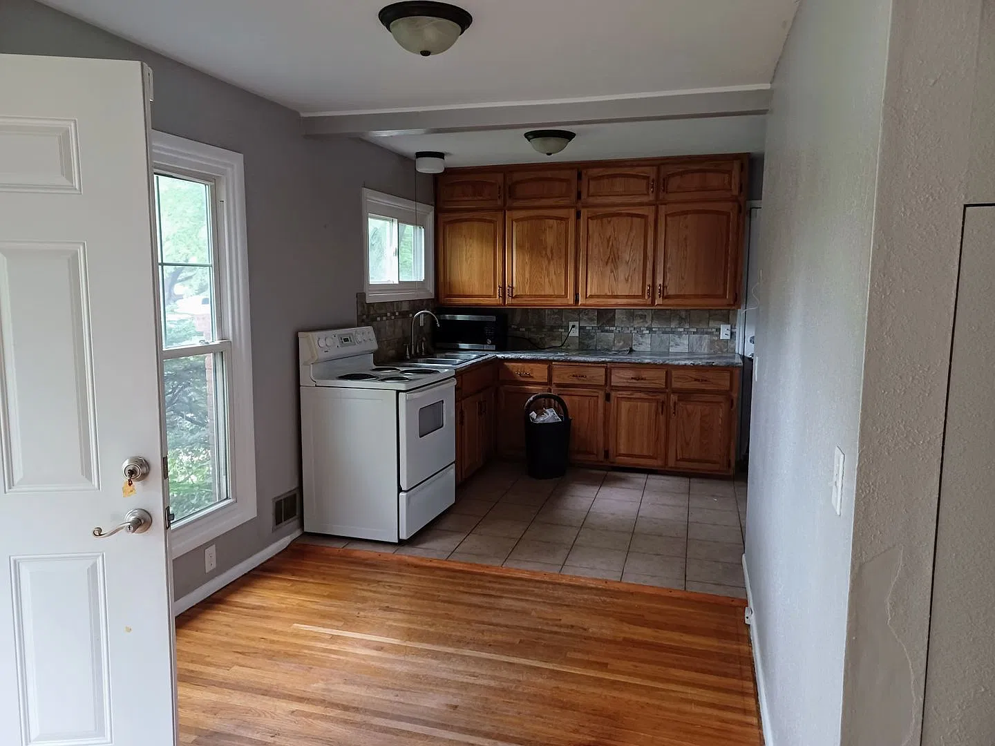 Spacious 4 bedroom, 1 1/2 bath home in Park City — Photo 3