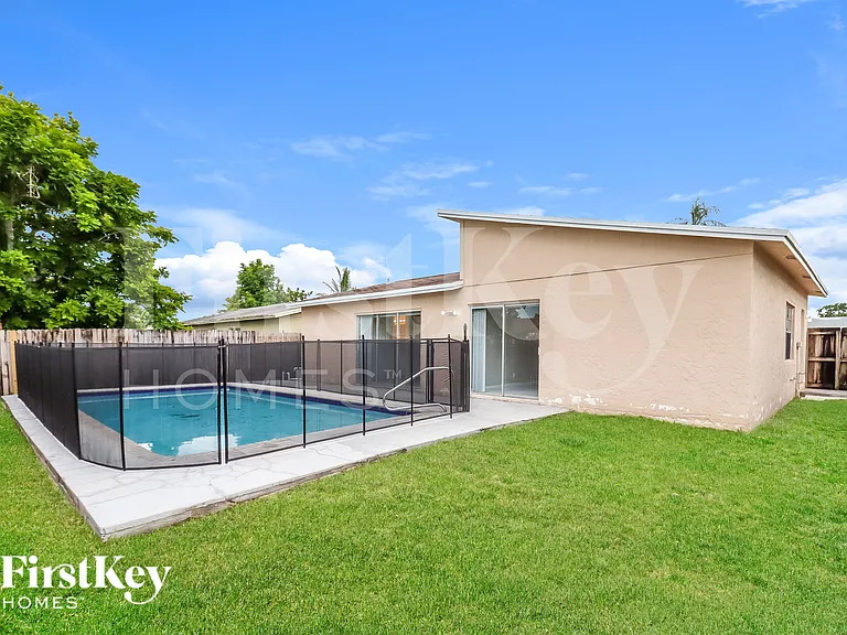 7701 SW 7th Ct — Photo 14